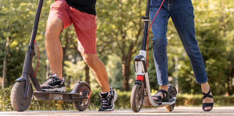 GOBIERNO REGLAMENTA USO DE PATINETAS ELÉCTRICAS: CASCO DE MOTO, LÁMINA DE IDENTIFICACIÓN Y VELOCIDAD MÁXIMA DE 25 KM/H
